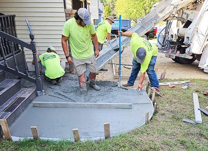 http://Installing%20concrete%20sidewalk%20residential